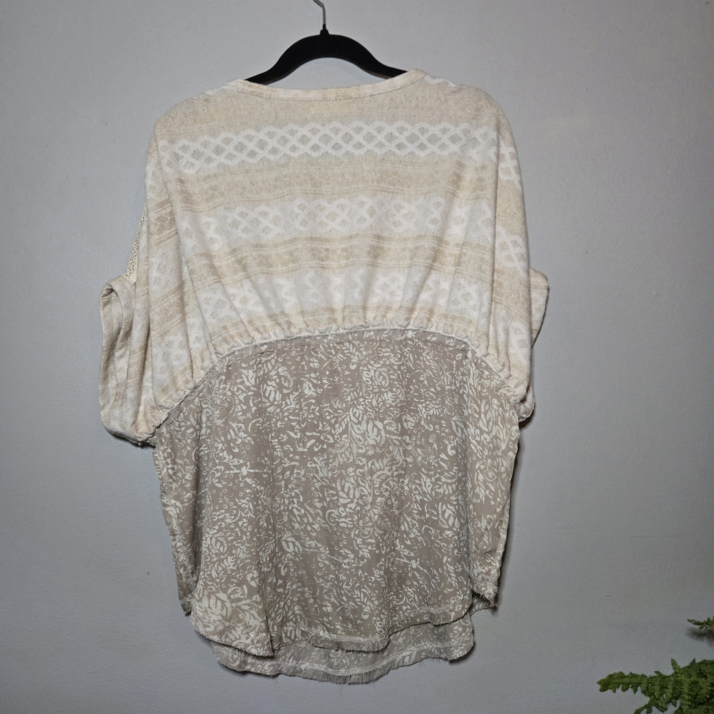 Gimmicks by BKE Boho Lace Detail Mixed Print Top Size Large Beige Cream‎ - Picture 7 of 7